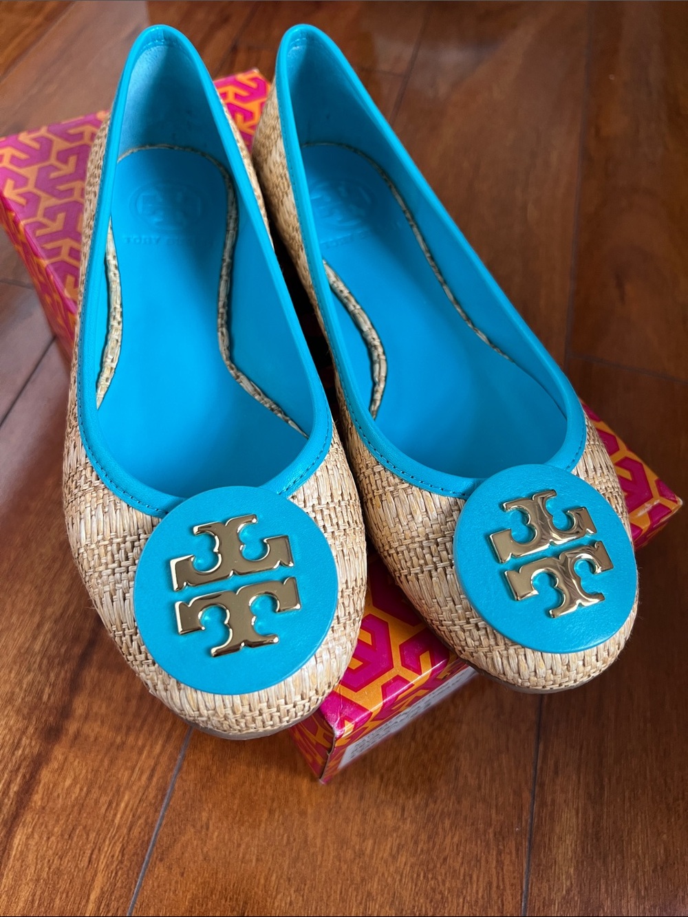 ✨Tory Burch Natural Raffia Flats with Turquoise Trim and Logo✨